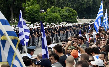 Manifestantes protestam frente ao Parlamento em Atenas, 15Jun11